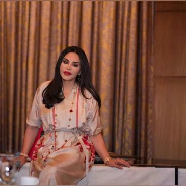 أحلام بفستان حريري أنيق من هيرميس بإطلالة عصرية ناعمة